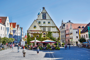 Lebhaftes Treiben vor malerischer Kulisse: Der Marktplatz vor dem Rathaus lädt zum Verweilen ein. (B