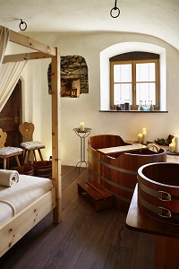 Badewanne mit Liege im Private SPA (Matillhof)