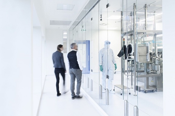 Blick in die aseptische Abfüllung. Bild: Rentschler Fill Solutions GmbH/Patrick Säly Photography Blick in die aseptische Abfüllung. Bild: Rentschler Fill Solutions GmbH/Patrick Säly Photography