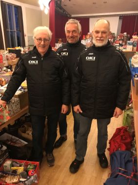 Auch die fleißigen ehrenamtlichen Helfer der Tafel dürfen sichüber eine OKI Jacke freuen (Bildquelle Auch die fleißigen ehrenamtlichen Helfer der Tafel dürfen sichüber eine OKI Jacke freuen (Bildquelle