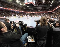 (© HJKrieg, Erlangen): HC Erlangen begrüßt Eulen zur „Black Night“ – auch die Fotografen in Schwarz (© HJKrieg, Erlangen): HC Erlangen begrüßt Eulen zur „Black Night“ – auch die Fotografen in Schwarz