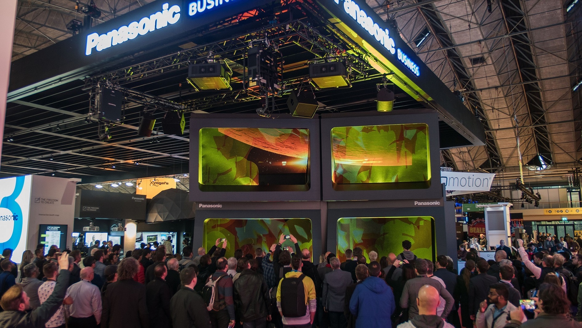 Der Panasonic Showstopper auf der ISE 2018 fasziniert die Messebesucher (Bildquelle: @Panasonic)