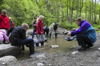 Familie beim Goldwaschen