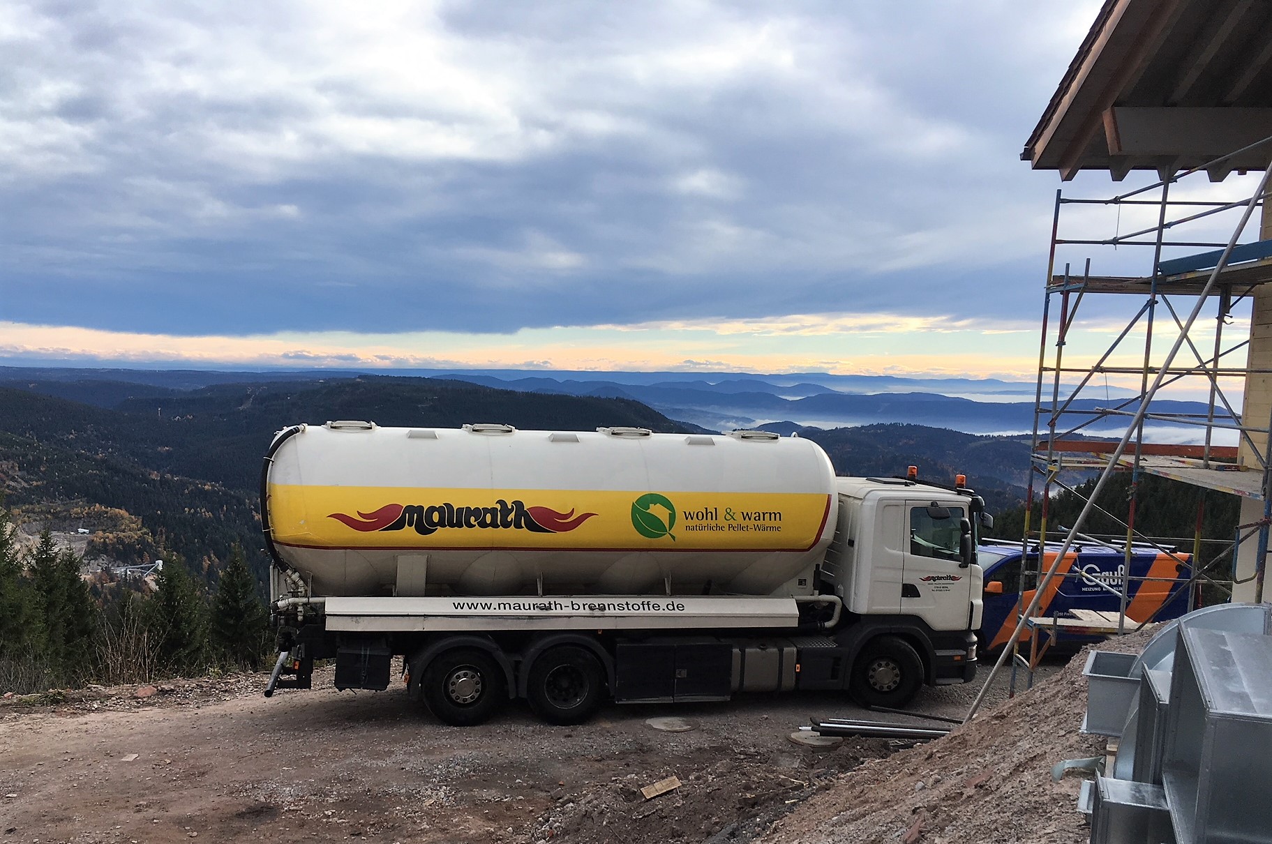 Bereit zum Einblasen: Regionale Holzpellets für die Grinde-Hütte