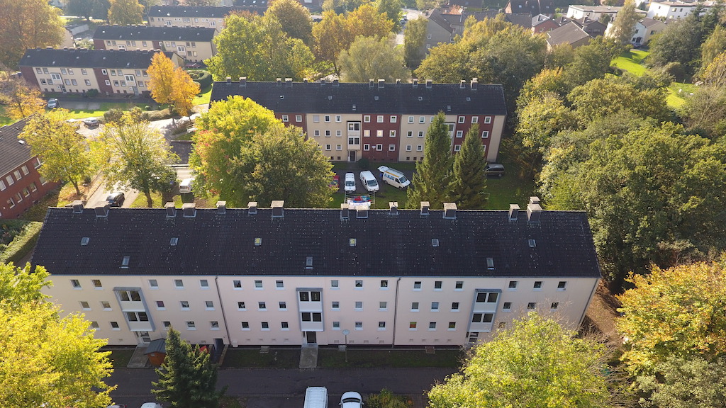 In Bergkamen sanieren Handwerker der DFK-Tochter MIAG GmbH Fassaden von neun Mehrfamilienhäusern.