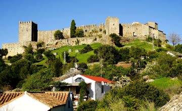 Im Festungsdorf Castillo de Castellar lassen sich die Aktiv-Urlauber von Künstlern inspirieren