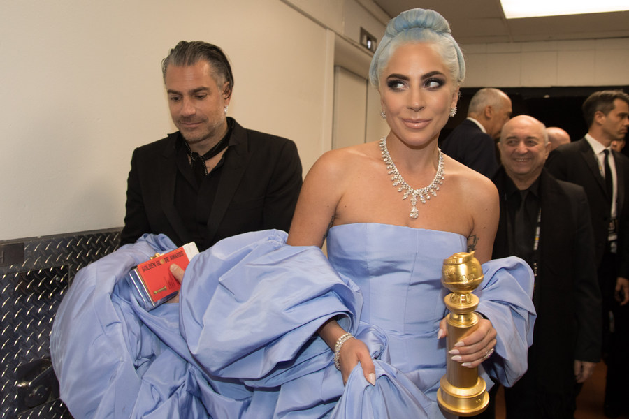 Lady Gaga auf der Afterparty der Golden Globes mit ihrer Trophäe (Bildquelle: @HFPA Photographer)