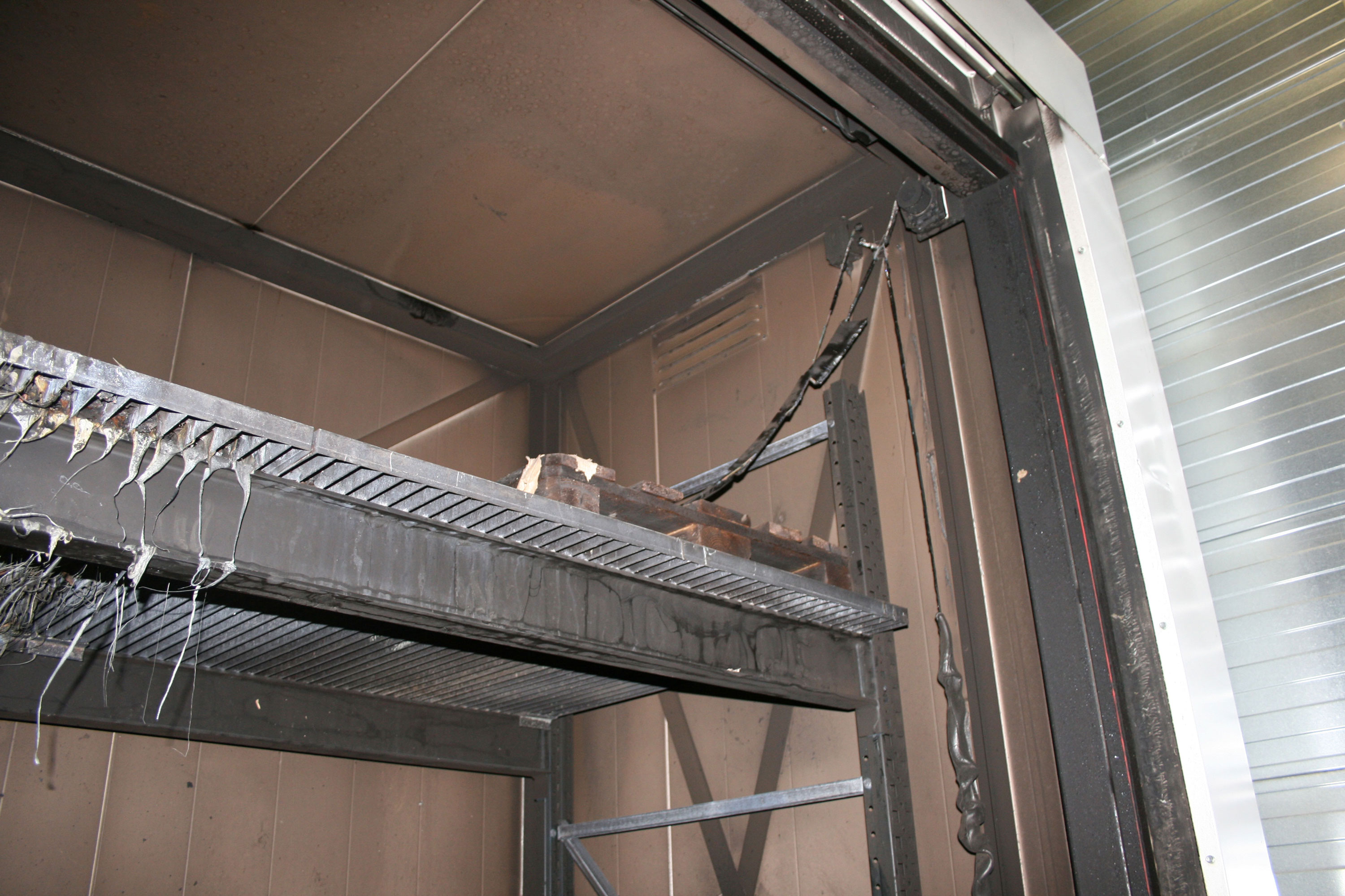 Eingeschlossene Gefahr: DENIOS Brandschutzlager verhindert Großbrand