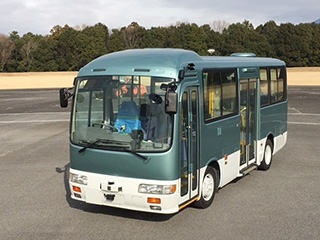 Experimenteller selbstfahrender Bus (Für Notfälle ist während der Testfahrten ein Fahrer anwesend) Experimenteller selbstfahrender Bus (Für Notfälle ist während der Testfahrten ein Fahrer anwesend)