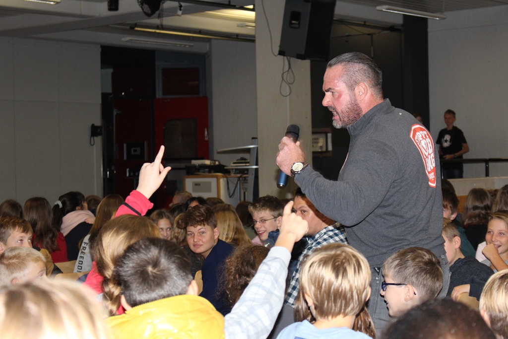 Carsten Stahl in Aktion: Die Schüler der IGS Isernhagen folgten seinen Ausführungen begeistert. Carsten Stahl in Aktion: Die Schüler der IGS Isernhagen folgten seinen Ausführungen begeistert.