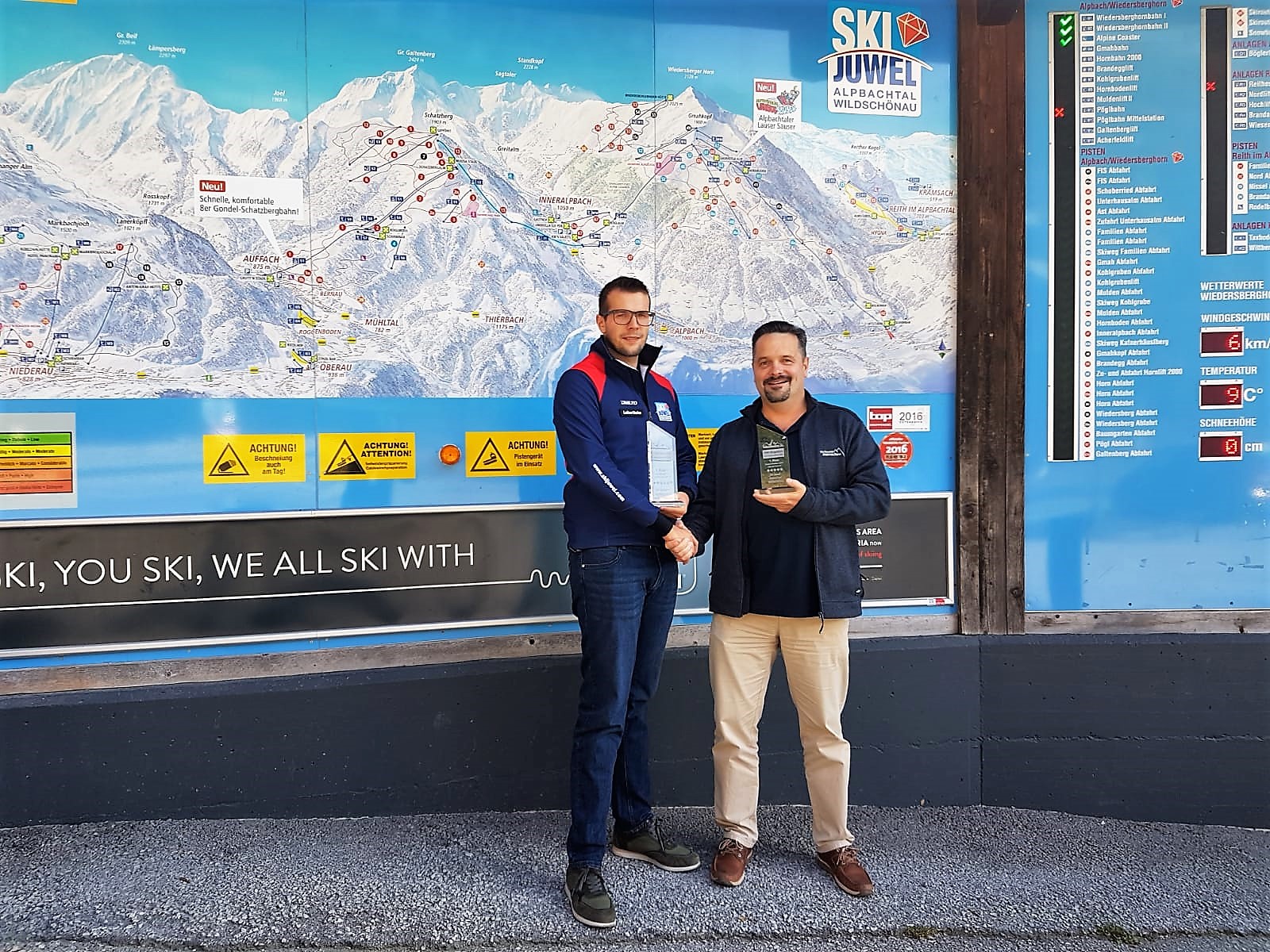 Preisübergabe beim Vorjahressieger Ski Juwel Alpbachtal (Bildquelle:©Schneemenschen GmbH)