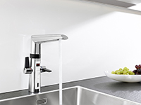Hybrid-Armaturen lassen sich manuell oder berührungslos steuern. Foto: Hansa Armaturen GmbH