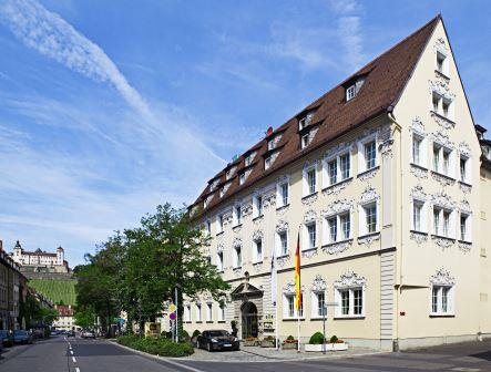 Die Rokokofassade des Hotels Rebstock