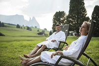 Pärchen mit Gartenliegen (c) Hannes Niederkofler (Hotel Steger-Dellai)