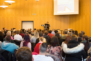 Die pädagogische Leiterin Marika Bild eröffnet die neuen Umschulungskurse vor 166 Teilnehmerinnen un