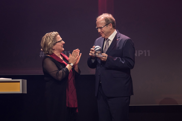 Bundesumweltministerin Svenja Schulzeüberreicht den Deutschen Nachhaltigkeitspreis an Ralf Putsch. ( Bundesumweltministerin Svenja Schulzeüberreicht den Deutschen Nachhaltigkeitspreis an Ralf Putsch. (