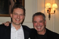 Foto (v.l.n.r.): Dr. Guido Quelle und Dr. Alan Weiss Foto (v.l.n.r.): Dr. Guido Quelle und Dr. Alan Weiss