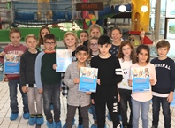 (Foto: HJKrieg, Erlangen): Die stolzen Sieger der „Aktion Seepferdchen“ im Freizeitbad Atlantis (Foto: HJKrieg, Erlangen): Die stolzen Sieger der „Aktion Seepferdchen“ im Freizeitbad Atlantis