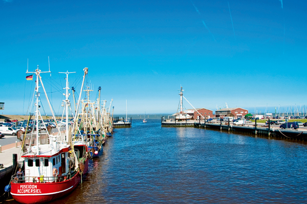 Im Hafen von Dornumersiel starten Ausflugsfahrten zur Insel Langeoog und zu den Seehundbänken. (Bild Im Hafen von Dornumersiel starten Ausflugsfahrten zur Insel Langeoog und zu den Seehundbänken. (Bild