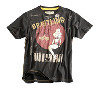 (FOTO: Alpha Industries) Braunes Basic T-Shirt im aktuellen Vintage-Look und „Nose Art“-Motiv (FOTO: Alpha Industries) Braunes Basic T-Shirt im aktuellen Vintage-Look und „Nose Art“-Motiv