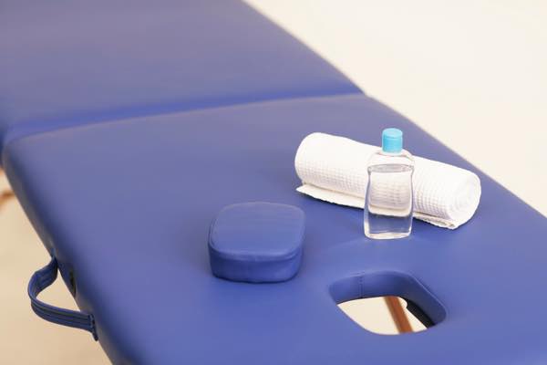 Wellnessliegen und Massageliegen gehören zur Grundausstattung in einer Physiotherapiepraxis. (Bildqu Wellnessliegen und Massageliegen gehören zur Grundausstattung in einer Physiotherapiepraxis. (Bildqu