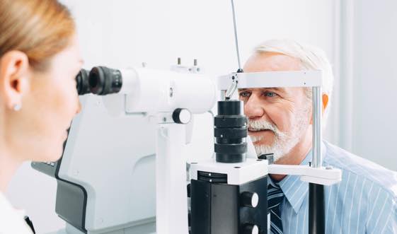 Die Operation am Grauen Star kann zur Sturzprophylaxe dienen. (Bildquelle:©Erica Smit / Fotolia)