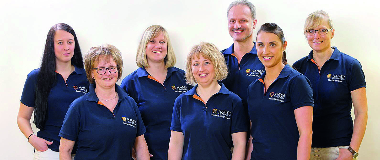 Praxisteam Hager aus Burbach freut sichüber die neue Poloshirts