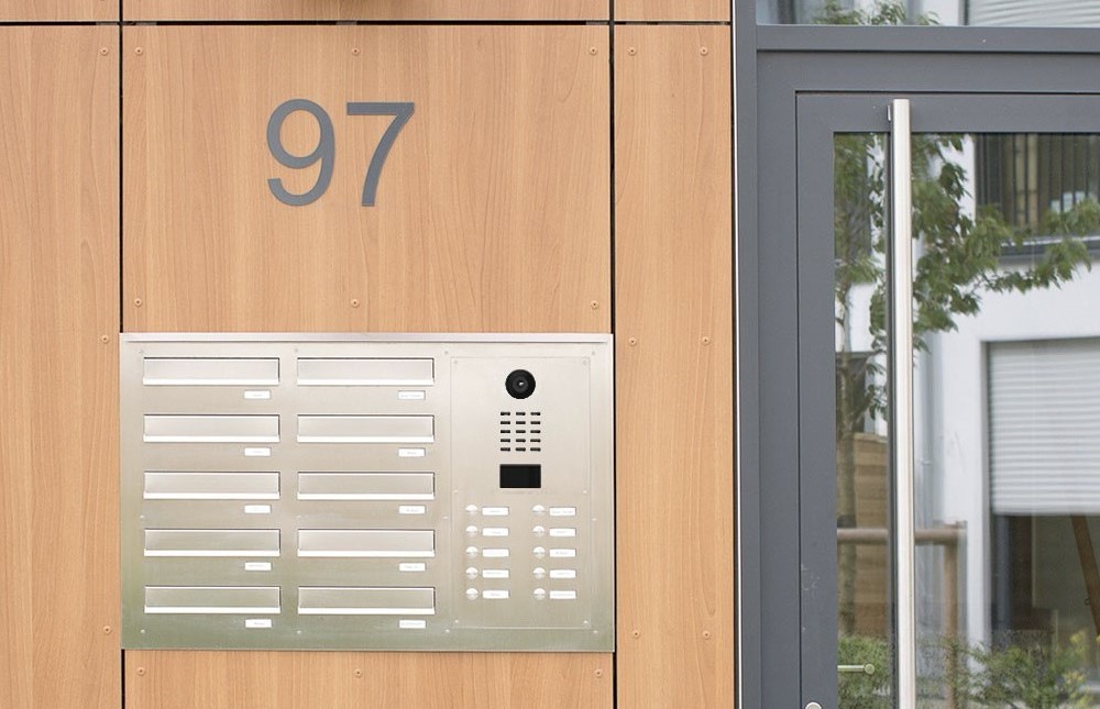 Briefkastenanlage von Knobloch mit IP-Technologie von DoorBird Briefkastenanlage von Knobloch mit IP-Technologie von DoorBird