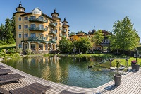 Außenansicht mit Schwimmteich im Sommer (c) Alexander Kaiser - lichtlinienat (Hotel Guglwald)
