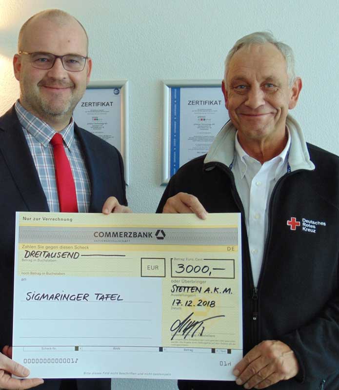 Andreas Kupka (links), Geschäftsführer der primion Technology GmbH übergibt den Spendenscheck über 3 Andreas Kupka (links), Geschäftsführer der primion Technology GmbH übergibt den Spendenscheck über 3