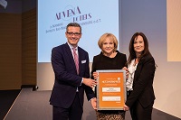 Evi Kurz (Mitte) nimmt den Netzwerkpreis von Sabine Michel und Dr. Michael Fraas entgegen. Evi Kurz (Mitte) nimmt den Netzwerkpreis von Sabine Michel und Dr. Michael Fraas entgegen.