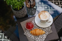 Croissant mit Kaffee (c) Tobias Müller (Hotel BOTANGO) Croissant mit Kaffee (c) Tobias Müller (Hotel BOTANGO)
