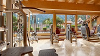 Fitnessraum mit Bergblick im Sommer (c) Wellnessresidenz Alpenrose (Sporthotel Alpenrose Residenz)