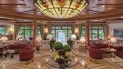 Lobbybereich mit Blick in den Garten im Sommer (c) Wellnessresidenz Alpenrose (Sporthotel Alpenrose 