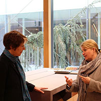 Ulrike Bahr, MdB (l.) im Gespräch mit Dagmar Fritz-Kramer, Geschäftsführerin Baufritz