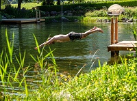 Sprung in den erfrischenden Badeteich (c) Foto Atelier Wolkersdorfer (Das Rieser)