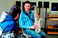 Beim Tag der offenen Tür stellen Jazzschool-Dozenten wie Alexander von Hagke ihren Unterricht vor.