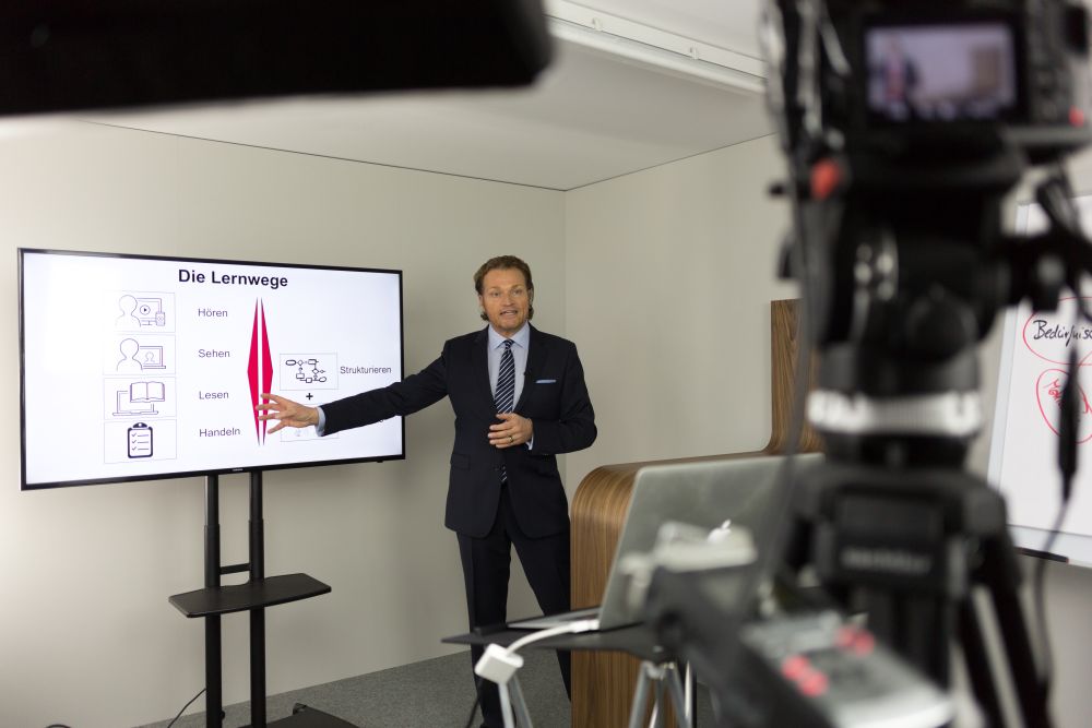 Prof. Dr. Dirk Zupancic beim Videodreh für die DZP Sales Drive E-Academy Prof. Dr. Dirk Zupancic beim Videodreh für die DZP Sales Drive E-Academy