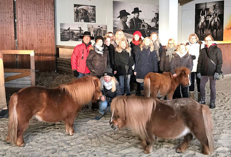 Annette Engelhardt (Gut Aiderbichl BALLERMANN RANCH) und die Reitermädel aus Wedehorn - mit Fridolin Annette Engelhardt (Gut Aiderbichl BALLERMANN RANCH) und die Reitermädel aus Wedehorn - mit Fridolin