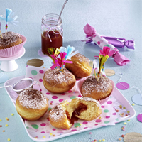 Quelle: Maintal Konfitüren GmbH, Cappuccino Krapfen mit Maintal Hagebutten-Konfitüre extra