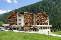 Außenansicht im Sommer (Alpinhotel Berghaus)