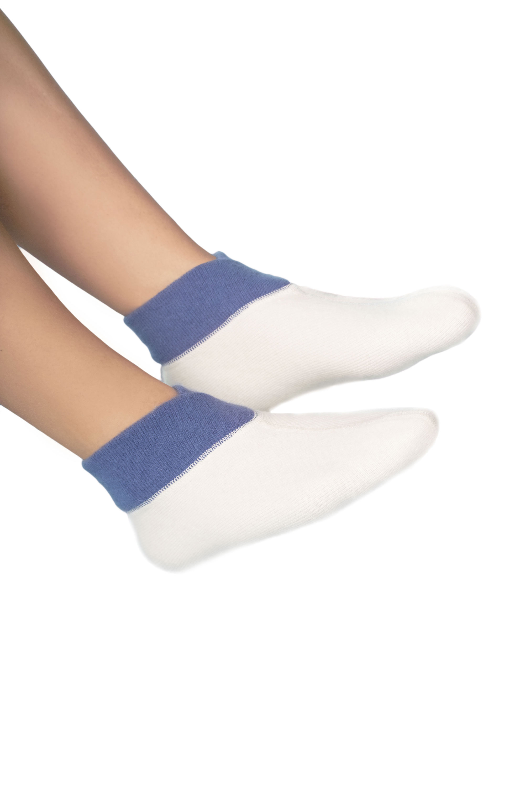 Kuschelige Fußwärmer mit Angora sind ein Valentinstag Geschenk zum Wohlfühlen. Foto: Medima