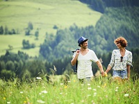 Paar beim Spaziergang auf der Leoganger Wiese im Sommer (c) Peter Podpera (Der Krallerhof)