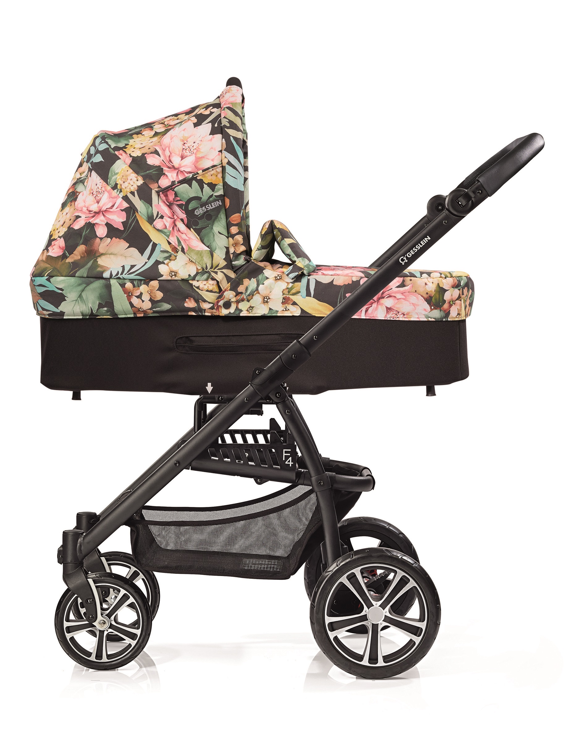 Der Kinderwagen F4 im Blütendesign macht Lust auf Frühling.