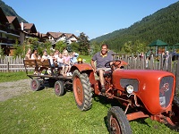 Traktorfahrten für die Kinder (Alpthotel Tyrol)
