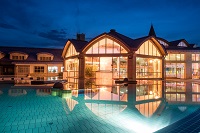 Außenansicht der Therme bei Nacht (Sárvár Tourist & TDM Nonprofit Kft.) Außenansicht der Therme bei Nacht (Sárvár Tourist & TDM Nonprofit Kft.)