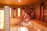 Entspannen in der Sauna (Sárvár Tourist & TDM Nonprofit Kft.) Entspannen in der Sauna (Sárvár Tourist & TDM Nonprofit Kft.)