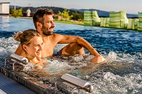 Im Pool die Aussicht genießen (c) Günter Standl  (Hüttenhof)