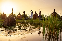 Yogagruppe beim Aktiv Yoga am Gartenteich im Sommer (c) Bernhard Bergmann (Hotel Larimar)