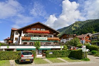 Außenansicht auf das Hotel Jagdhof im Sommer (c) Sascha Duffn (Hotel Jagdhof)